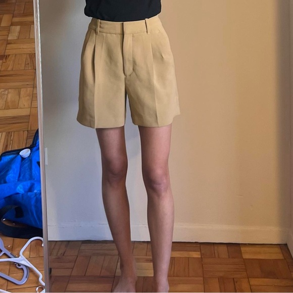 Aritzia Effortless Shorts - Picture 2 of 3